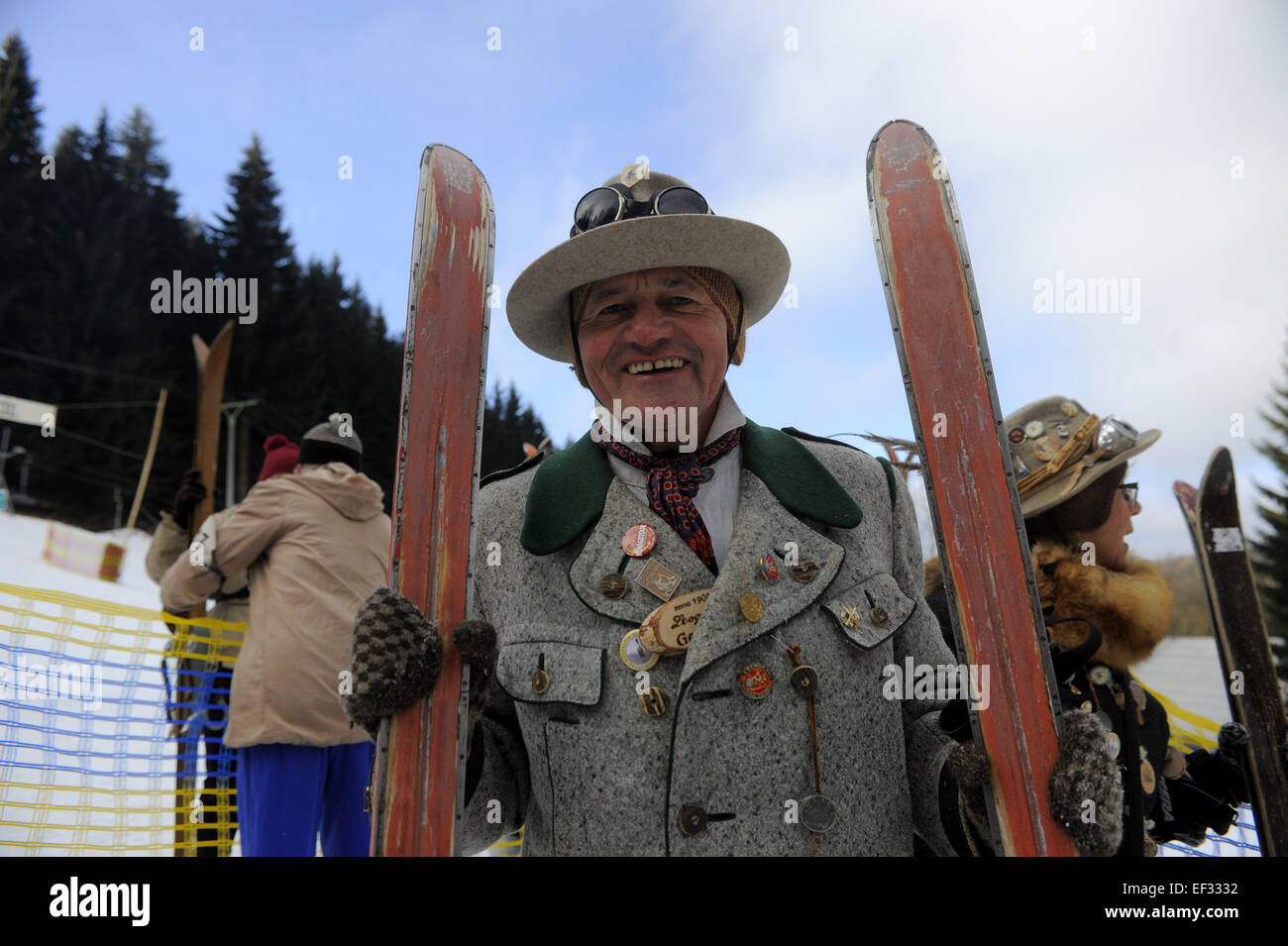 Orlicke Berge, Tschechische Republik. 24. Januar 2015. Skifahrer im Vintage Outfit mit historischen Einrichtung Lächeln während der Tschechischen Republik Meisterschaft in historischen Skifahren, im Orlicke Berge, Tschechische Republik, auf Samstag, 24. Januar 2015. © Josef Vostarek/CTK Foto/Alamy Live-Nachrichten Stockfoto