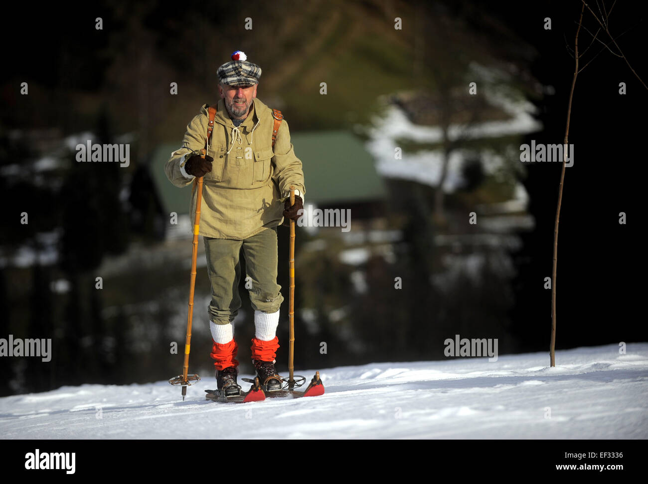 Orlicke Berge, Tschechische Republik. 24. Januar 2015. Skifahrer im Vintage Outfit mit historischen Geräten konkurriert bei der Tschechischen Meisterschaft in historischen Skifahren, im Orlicke Berge, Tschechische Republik, auf Samstag, 24. Januar 2015. © Josef Vostarek/CTK Foto/Alamy Live-Nachrichten Stockfoto