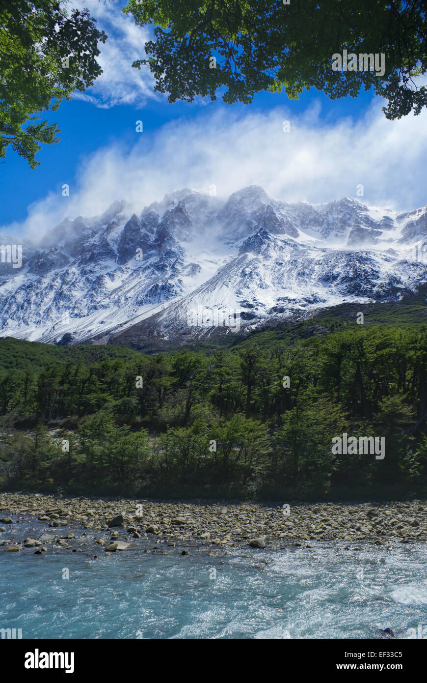 Malerische Aussicht auf Wolken über hohe Berge im Nationalpark Los Glaciares Stockfoto