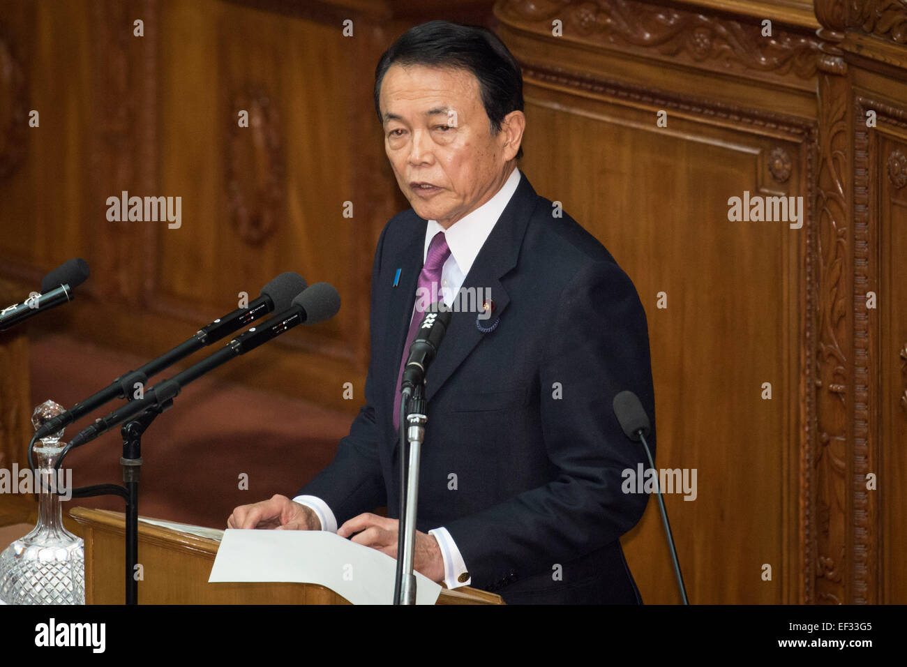 Tokio, Japan. 26. Januar 2015. Japan ist Premierminister Shinzo Abe, zentrieren, hat angenehme Gespräche mit seinem Kollegen Gesetzgeber beim warten auf den Beginn der Diät-Session in Tokio auf Montag, 26. Januar 2015. Eine 150-Tage regelmäßige Ernährung Sitzung einberufen inmitten einer Montage Geisel-Krise, die wird wahrscheinlich Sporn Debatte über der Nation Kampf gegen den Terrorismus. Bildnachweis: AFLO/Alamy Live-Nachrichten Stockfoto