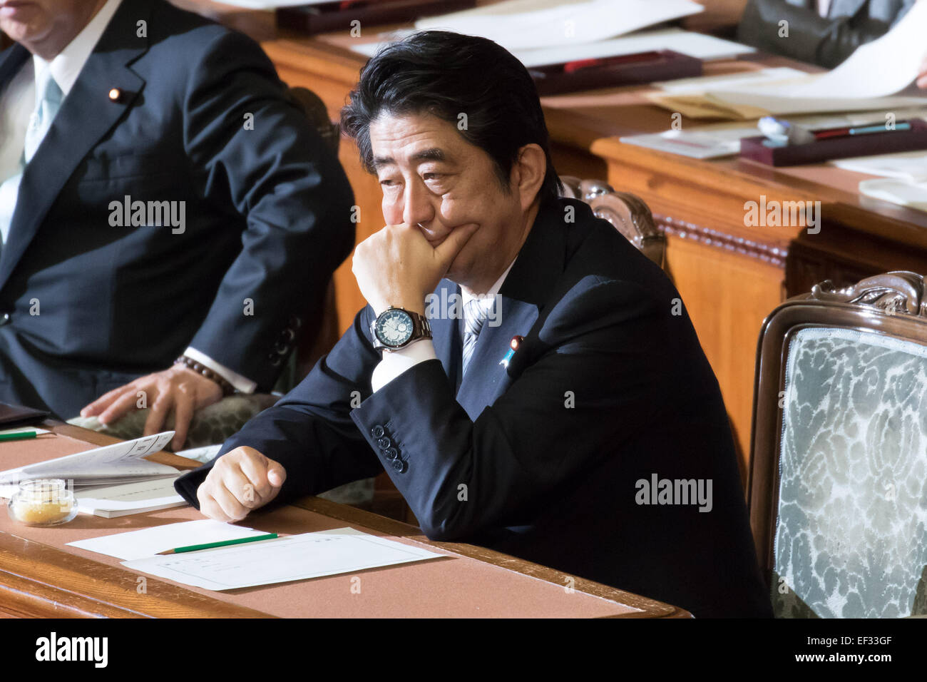 Tokio, Japan. 26. Januar 2015. Japan ist Premierminister Shinzo Abe, zentrieren, hat angenehme Gespräche mit seinem Kollegen Gesetzgeber beim warten auf den Beginn der Diät-Session in Tokio auf Montag, 26. Januar 2015. Eine 150-Tage regelmäßige Ernährung Sitzung einberufen inmitten einer Montage Geisel-Krise, die wird wahrscheinlich Sporn Debatte über der Nation Kampf gegen den Terrorismus. Bildnachweis: AFLO/Alamy Live-Nachrichten Stockfoto