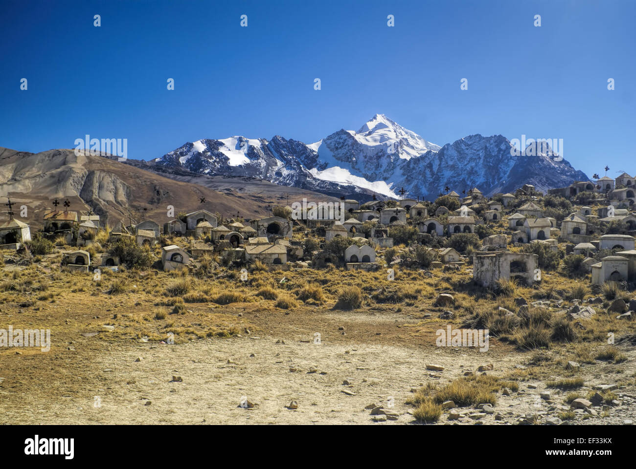 Friedhof mit Huayna Potosi Mountain im Hintergrund, Höhepunkt im bolivianischen Anden Stockfoto