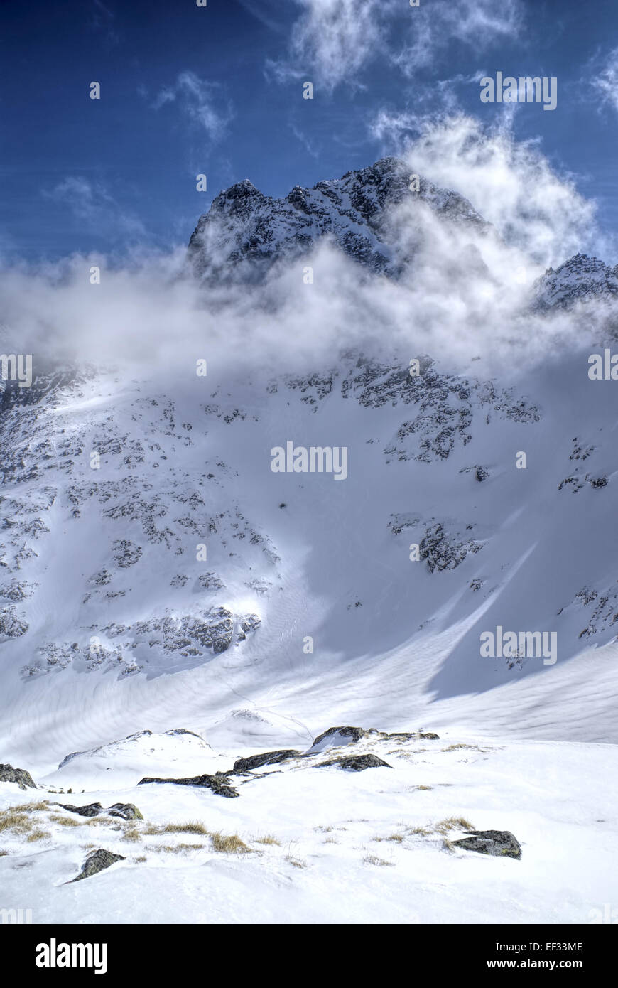Malerischer Blick auf Sonne erleuchtet verschneite Pisten im Hochgebirge Stockfoto