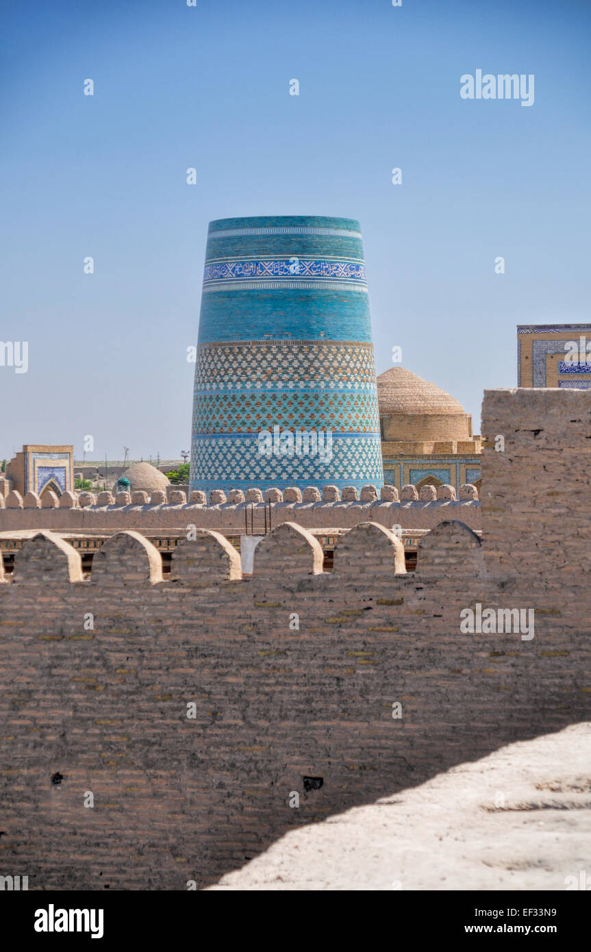Blau verzierte Minarett in Khiva, historische Stadt in Usbekistan Stockfoto