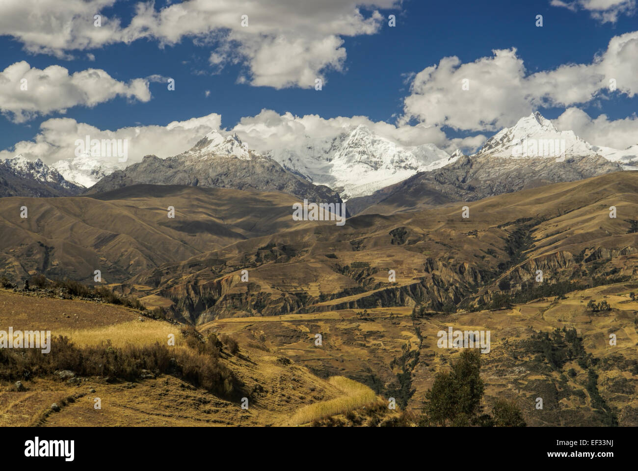 Panoramablick auf sonnigen Pisten im peruanischen Cordillera Negra Stockfoto
