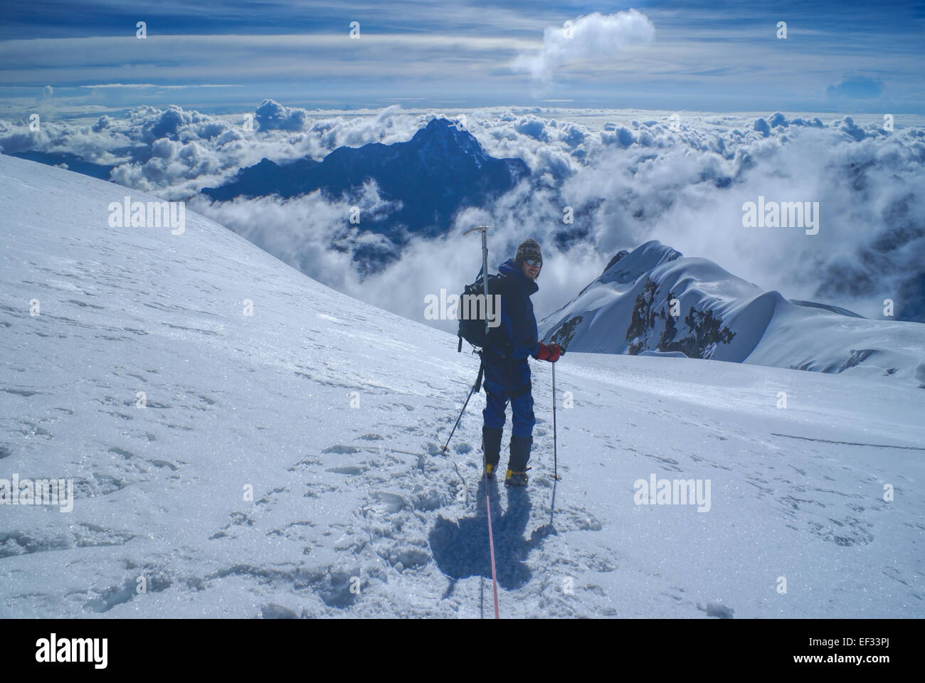 Junge Wanderer Abstieg vom Gipfel des Berges Huayna Potosi in Bolivien Stockfoto