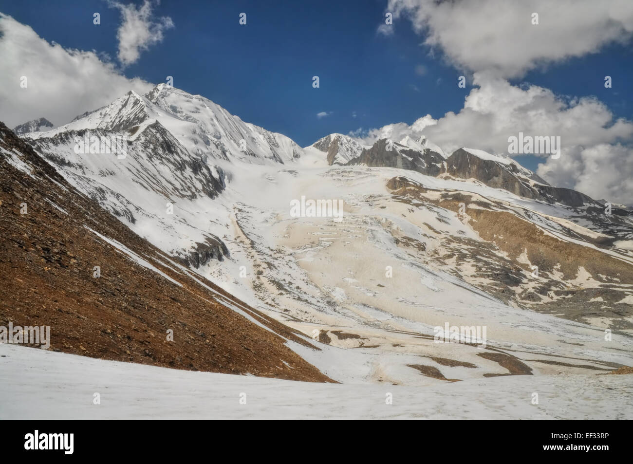 Majestätische Berggipfel im Himalaya-Gebirge in Nepal Stockfoto