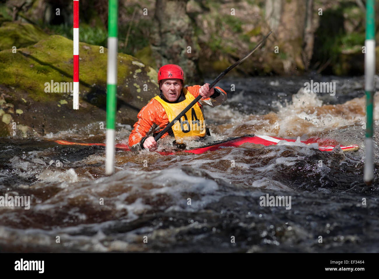 Bestimmt und konzentriert ein männlichen Konkurrenten in einem Slalom Kajak Wettbewerb an der Washburn-Tal, North Yorkshire April 2012 Stockfoto