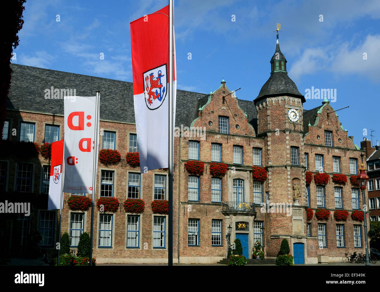 Das Rathaus von Düsseldorf befindet sich auf dem Marktplatz in der ...