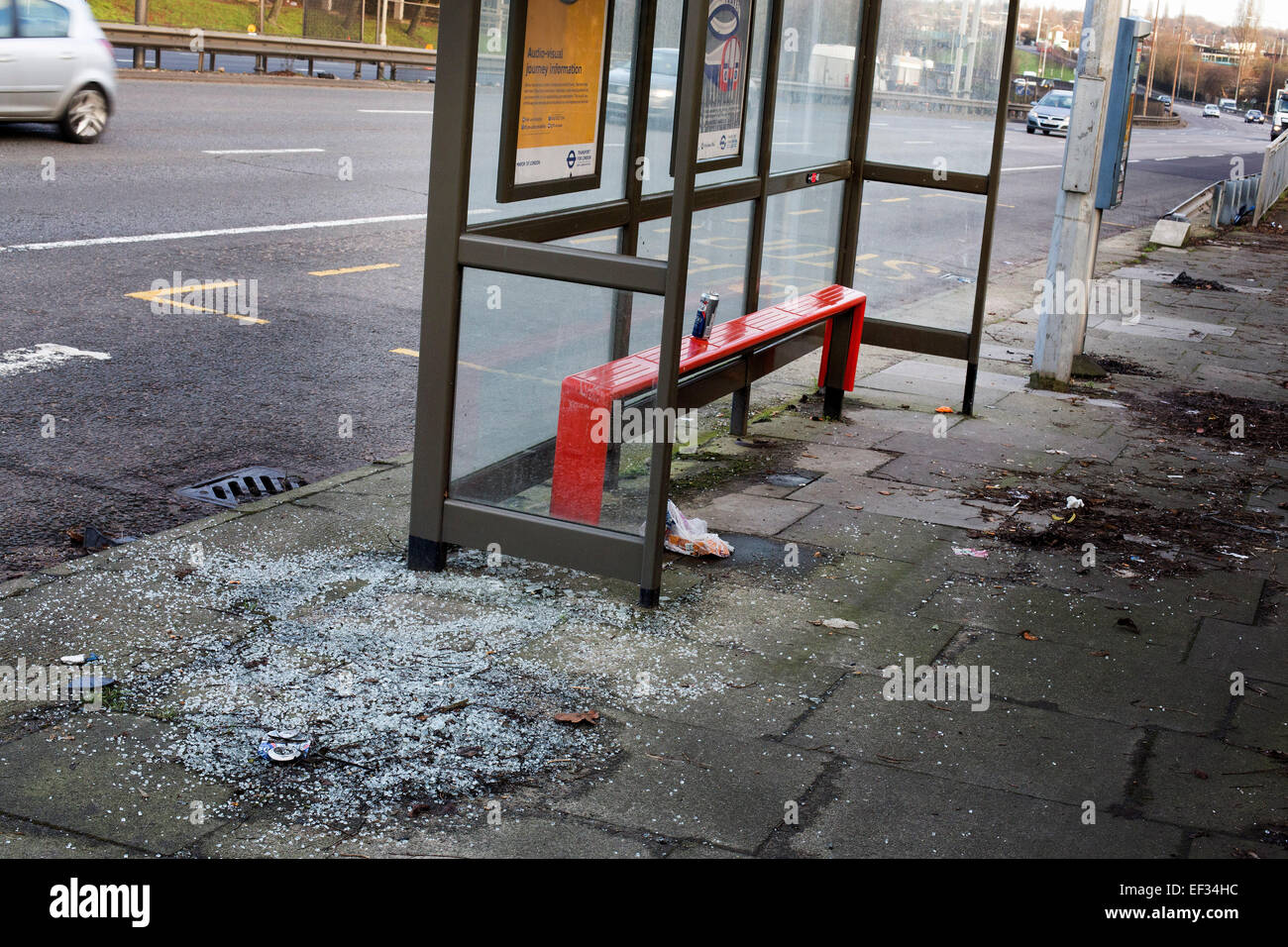 Zerschlagen Glas-Wartehäuschen verwüstet beschädigt Stockfoto