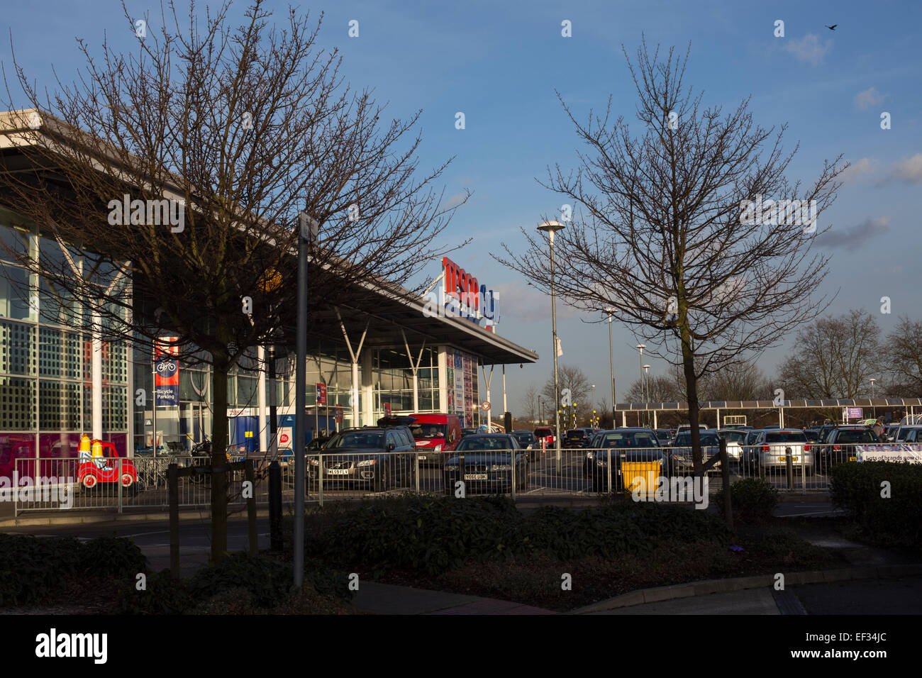 Riesiger Supermarkt Tesco Extra speichern Nachbarschaft Hatch Stockfoto