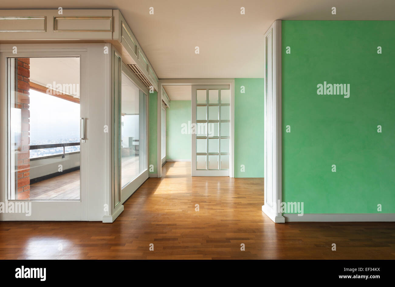 Interieur, leere Wohnung im Stil klassischer, große Zimmer Stockfoto