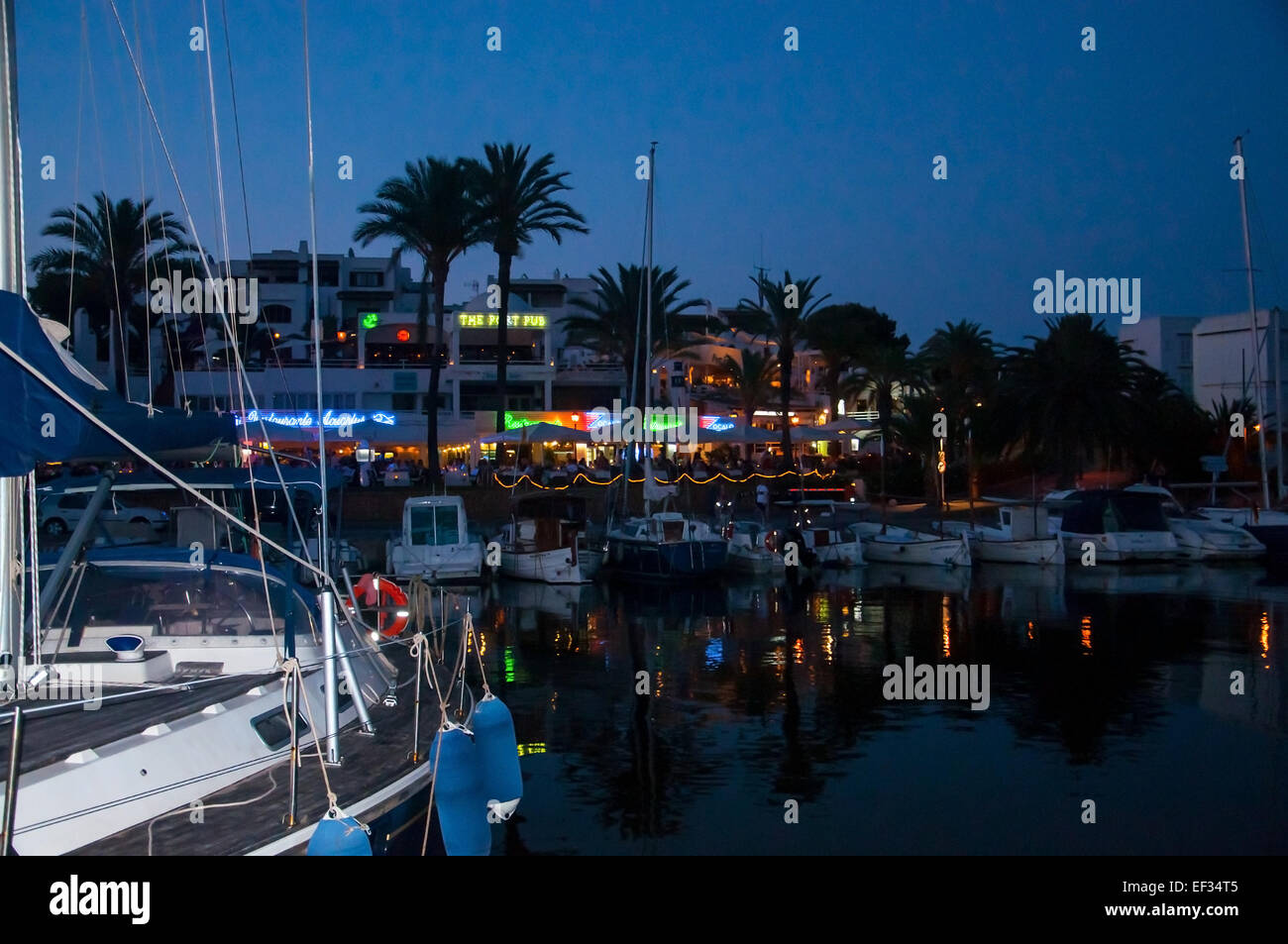 CALA D'OR, Mallorca, Spanien - ca. Juli 2011: Neonlichter in Cala d ' or Marina im Juli 2011. Stockfoto