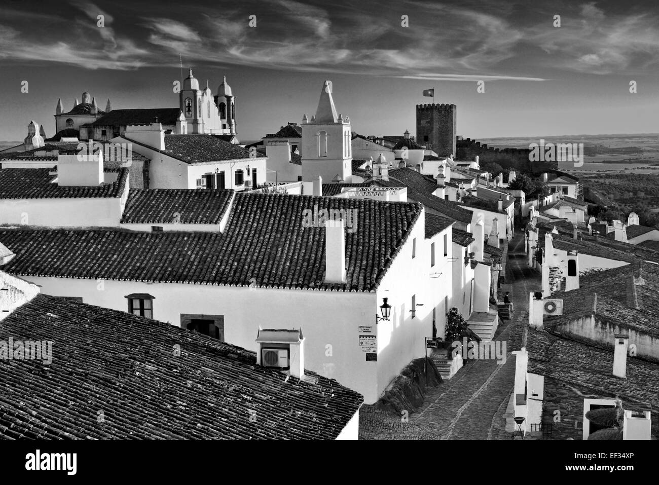 Portugal, Alentejo: Blick auf das historische Dorf Monsaraz in schwarz / weiß-version Stockfoto