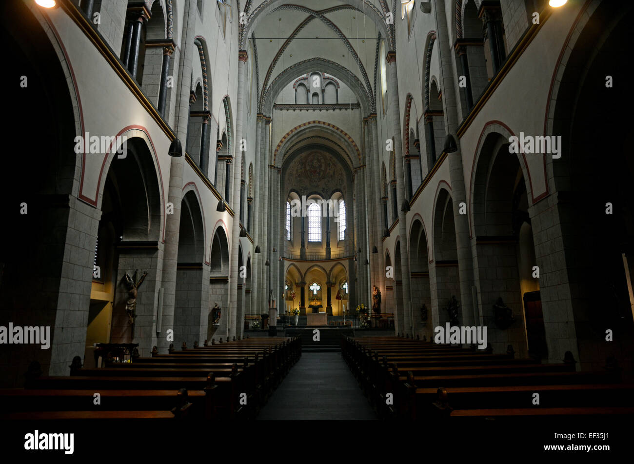Innenansicht des Quirinus-Münster in Neuss, Nordrhein-Westfalen. Foto vom 24. August 2014. Stockfoto