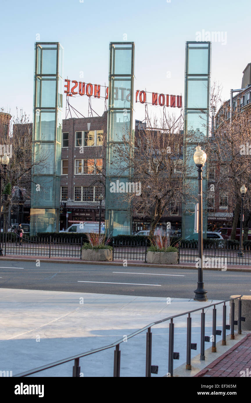 Glas Turm von memorialGlass Türme von Holocaust Memorial in Boston, Massachusetts, mit der Union Oyster House im Hintergrund Stockfoto