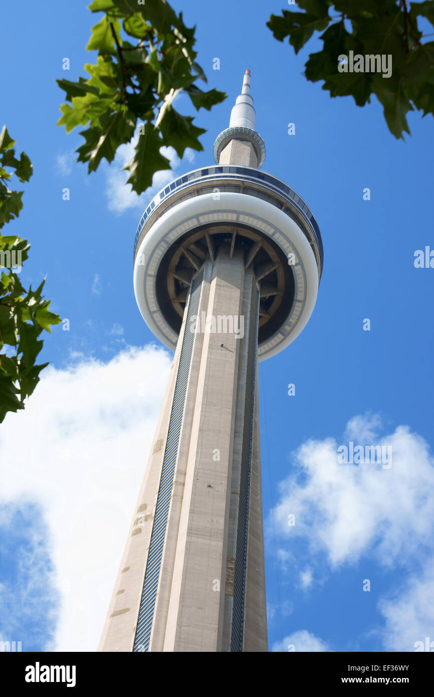 Toronto, Kanada - 1. August 2008: CN Tower gegen einen bewölkten Himmel, Toronto, Ontario. Es ist eines der Symbole von Kanada. Stockfoto