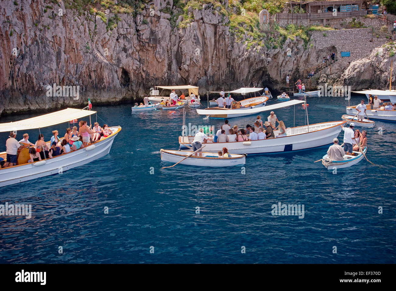 Blick auf Menschen auf Booten außerhalb der blauen Grotte, Capri, Italien, Europa Stockfoto