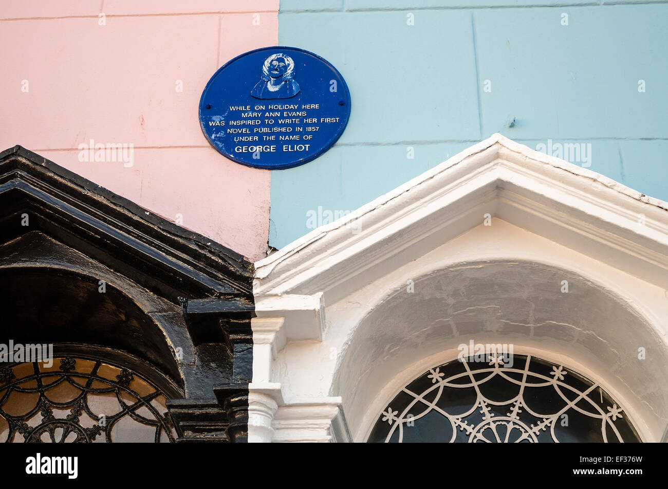 Blaue Plakette Erinnerung an George Eliot-Autorin, die Urlaub in Tenby UK Stockfoto