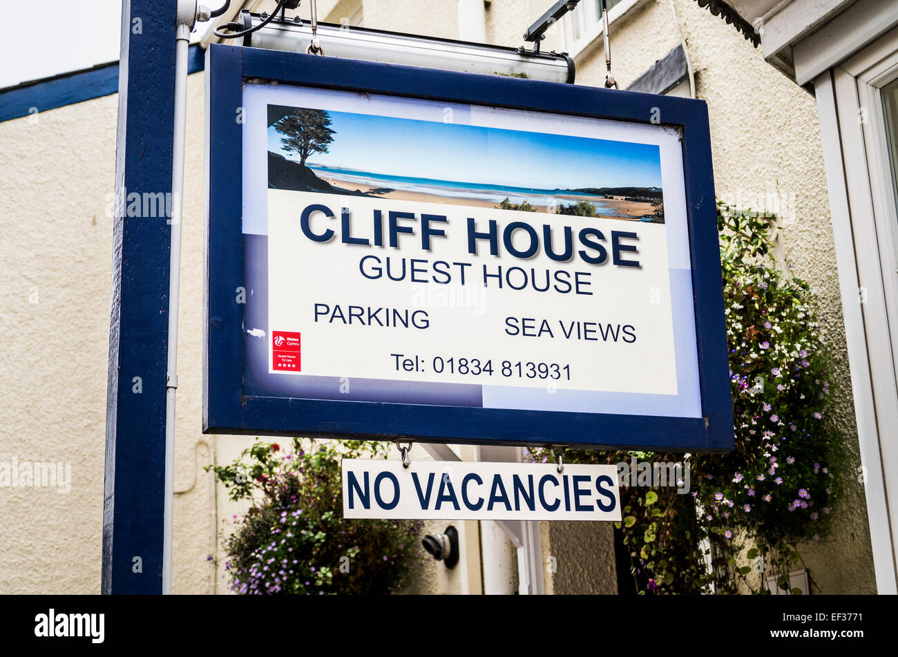 CLIFF HOUSE Gast Hauszeichen mit der Darstellung der Blick aufs Meer von Unterkunft in Saundersfoot Dyfed UK Stockfoto