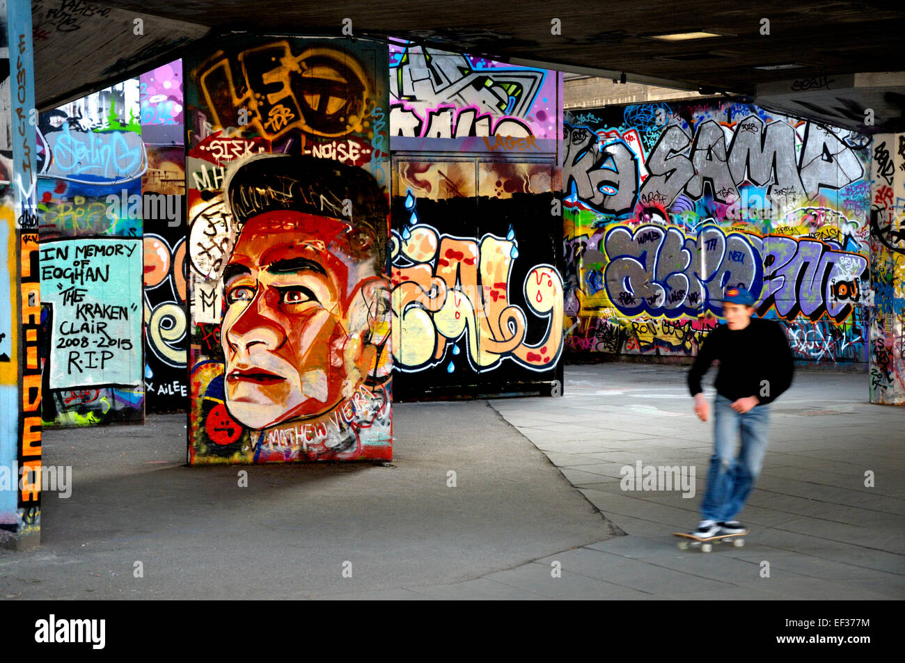 London, England, Vereinigtes Königreich. Undercroft unterhalb des Nationaltheaters - Veranstaltungsort für skateboarding und graffiti Stockfoto
