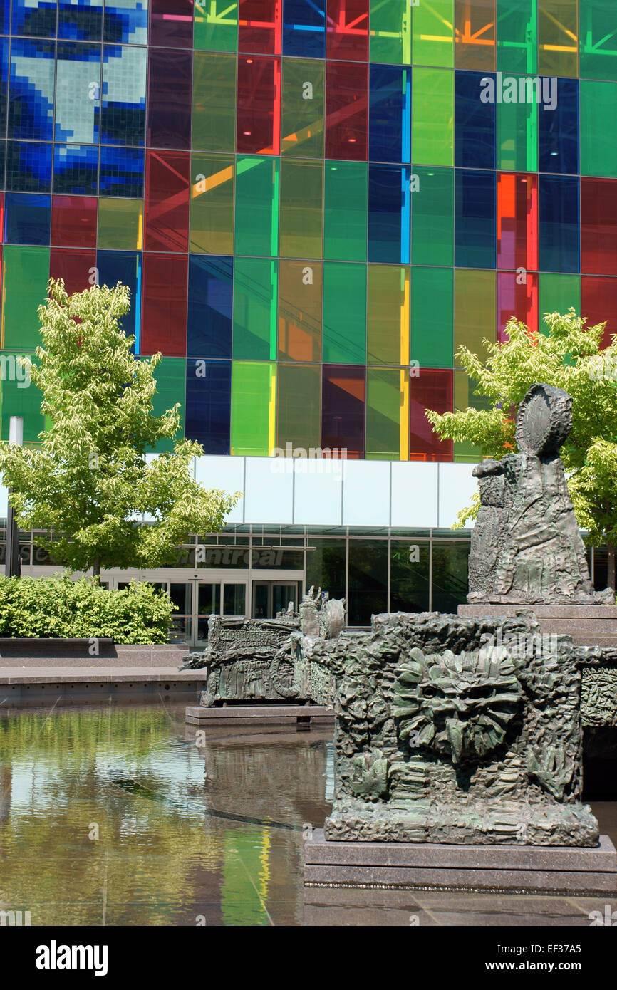 Montreal, Kanada - 26. Juli 2008: Montreal Convention Centre (Palais des Congrès de Montréal) mit seiner farbenfrohen Fassade. Stockfoto