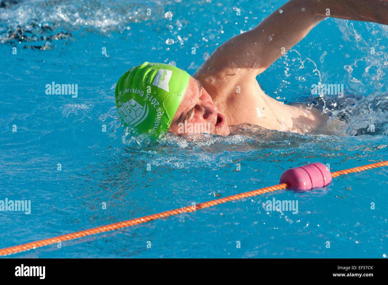 Rentner schließt sich 650 Teilnehmer aus ganz Europa nehmen Sie Teil an den halbjährlichen Kaltwasser Swimming Championships in Tooting Bec Stockfoto