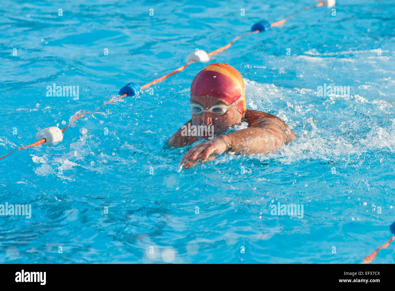 Rentner schließt sich 650 Teilnehmer aus ganz Europa nehmen Sie Teil an den halbjährlichen Kaltwasser Swimming Championships in Tooting Bec Stockfoto