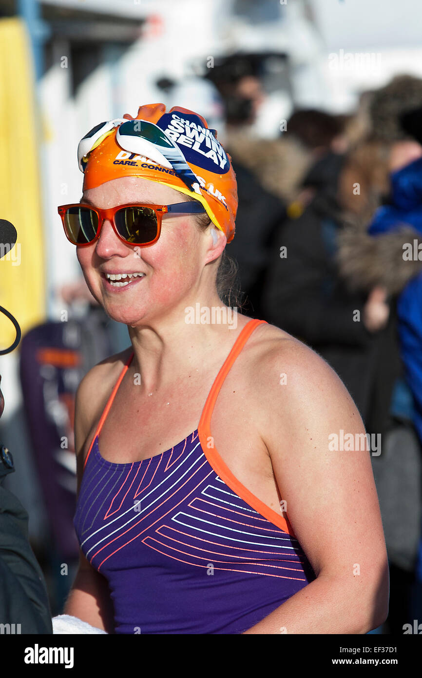 Frau Schwimmer Badekappe Verknüpfungen 650 Teilnehmer aus ganz Europa teilnehmen in der halbjährlichen Kaltwasser schwimmen Champions Stockfoto