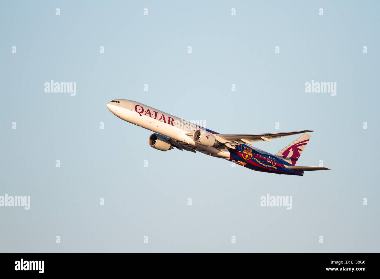 A7-BAE Qatar Airways Boeing 777 3DZ/er, FC Barcelona Livery, Surrey, England, Großbritannien Stockfoto