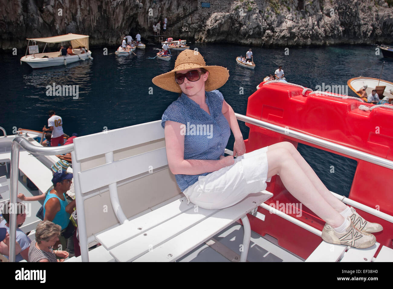Weibchen auf Boot außerhalb der blauen Grotte, Capri, Italien, Europa Stockfoto