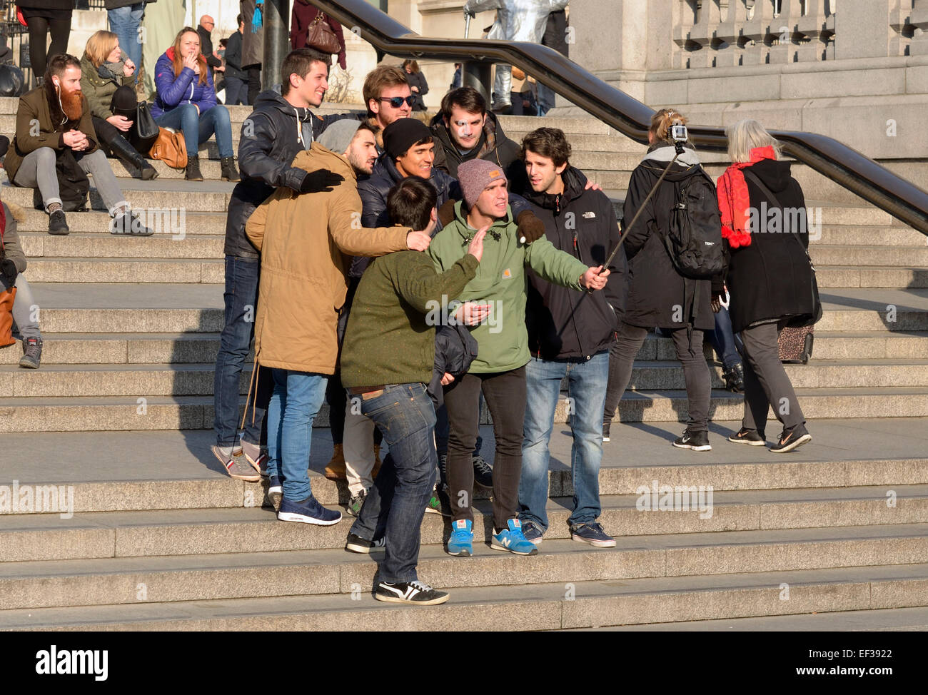 London, England, Vereinigtes Königreich. Gruppe von Touristen ein Selbstporträt mit einem Selfie-stick Stockfoto