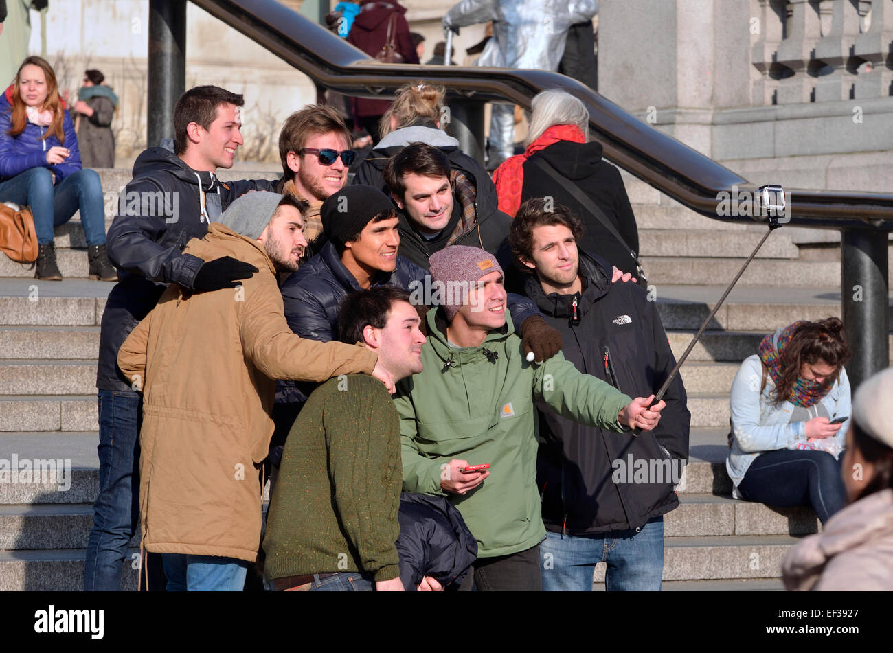 London, England, Vereinigtes Königreich. Gruppe von Touristen ein Selbstporträt mit einem Selfie-stick Stockfoto