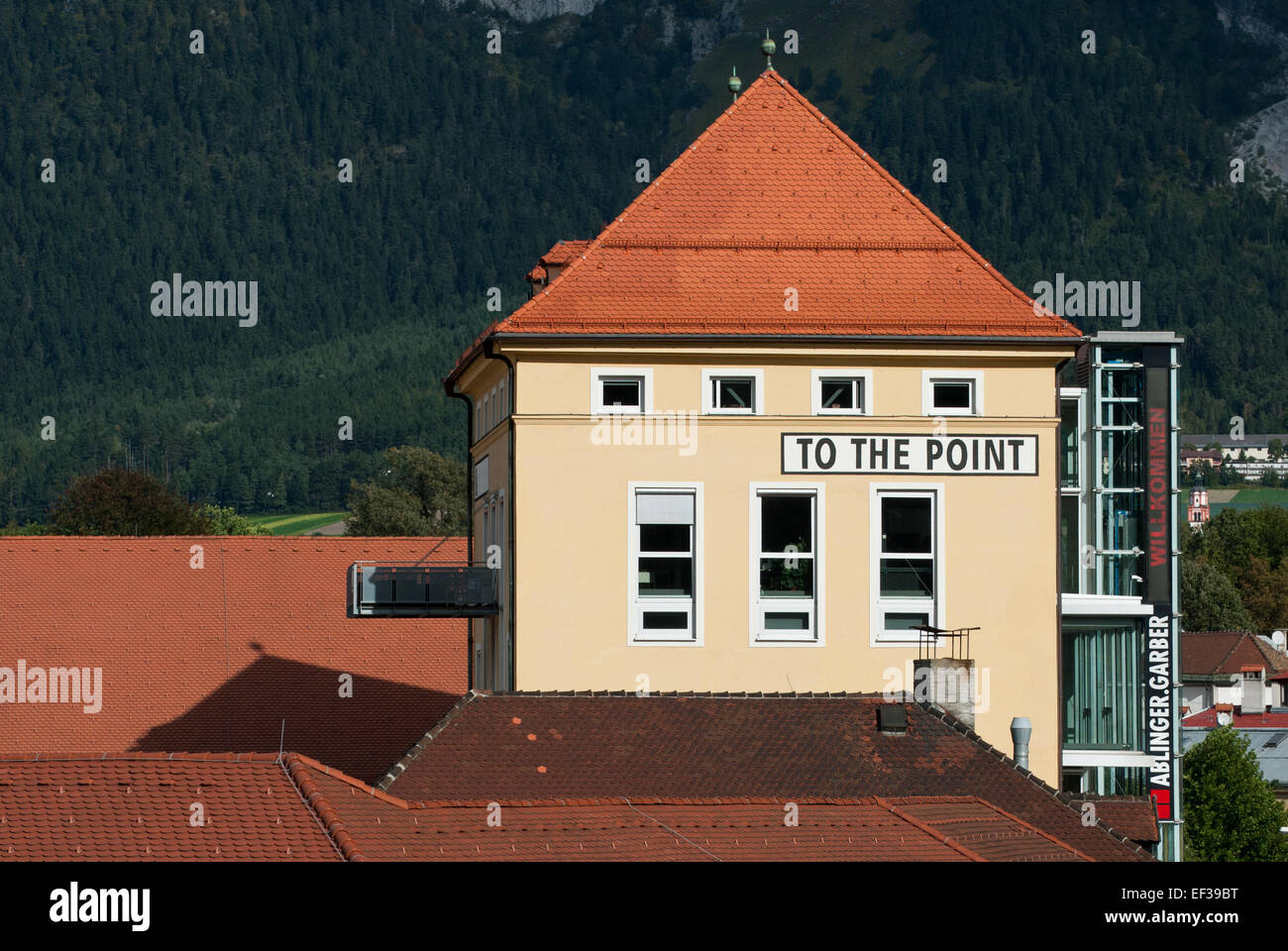 Medienturm in Hall in Tirol, ein moderner Medienturm auf dem historischen Salzwerk in Hall in Tirol, Österreich, verbindet industrielles Erbe mit zeitgenössischem Design Stockfoto