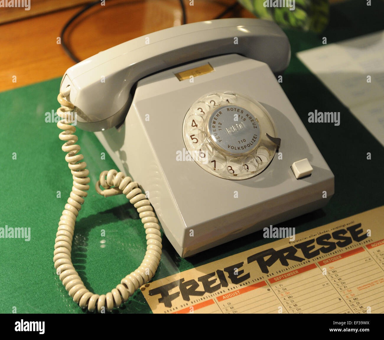 Deutsche Demokratische Republik. Reproduktion von einem offiziellen Arbeitstisch. Telefon. DDR Museum. Berlin. Deutschland. Stockfoto