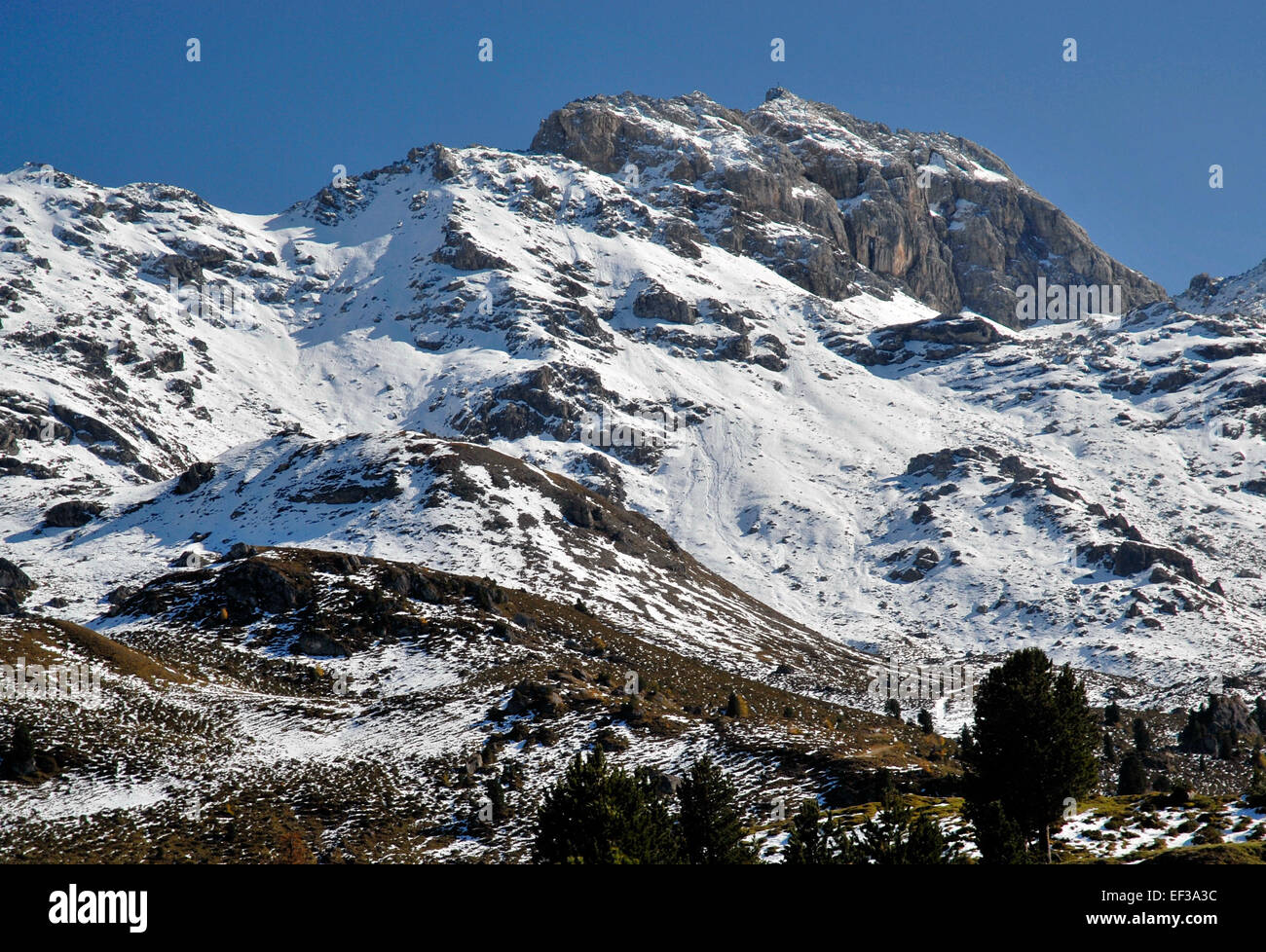 Kalkwand (Kalksteinmauer) aus dem Nordwesten, bietet einen atemberaubenden Blick auf die zerklüfteten Kalksteinklippen in den Alpen Stockfoto