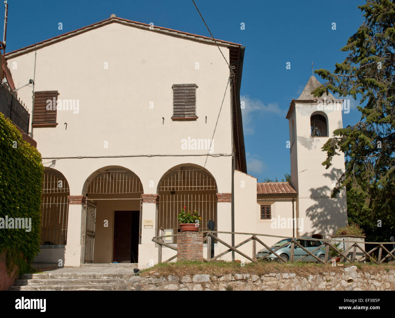 „Madonna di Fucinaia“ ist ein verehrtes religiöses Kunstwerk aus Campiglia Marittima, das die Jungfrau Maria in einer ruhigen und heiligen Umgebung darstellt. Das Stück zeigt traditionelle italienische religiöse Kunst aus der Renaissance. Stockfoto