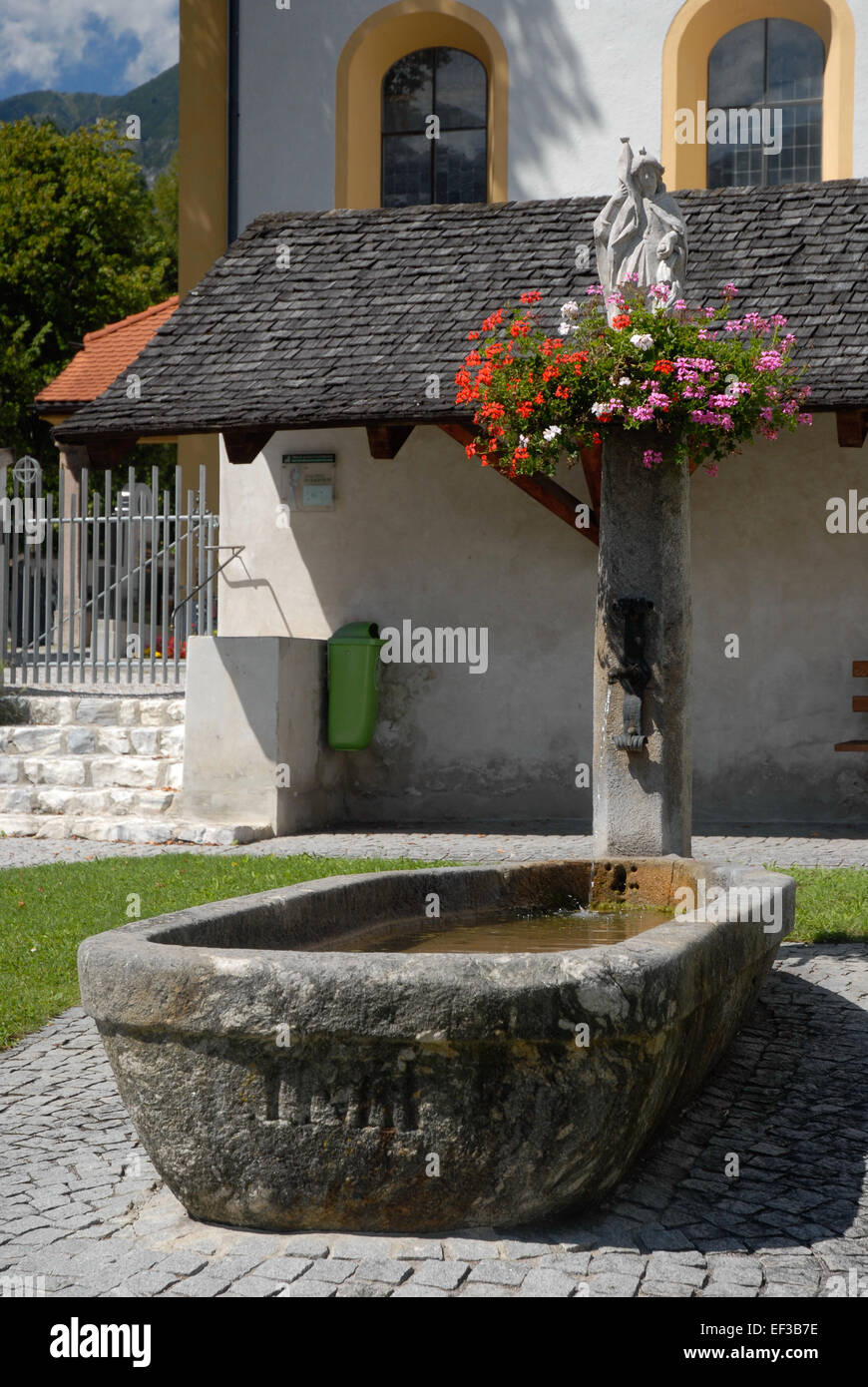 Der Brunnen Hl. Florian in Mils ist ein historischer Brunnen im Dorf Mils, Österreich. Bekannt für seinen architektonischen und kulturellen Wert, ist es ein Wahrzeichen des lokalen Erbes und ein Symbol für die historische Verbindung der Region zu den umliegenden Landschaften. Stockfoto