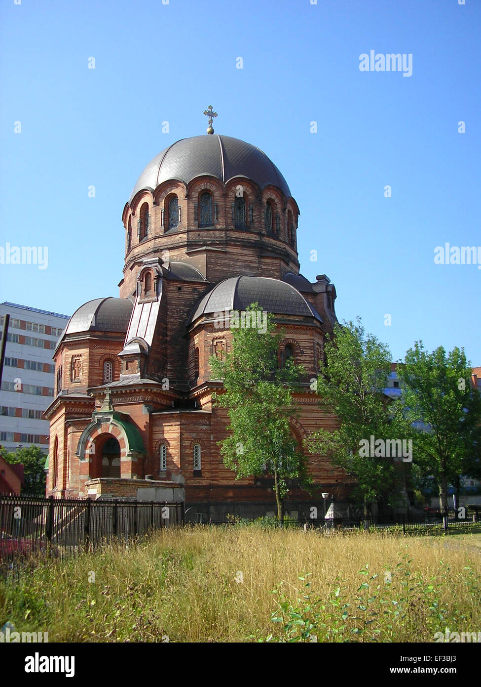 Die orthodoxe Kathedrale von Narva ist eine bedeutende religiöse Stätte in Narva, Estland. Die Kathedrale ist ein Paradebeispiel russisch-orthodoxer Architektur. Sie zeichnet sich durch ihre gewölbte Struktur und die komplizierten Innendesigns aus, die den Einfluss russischer religiöser Traditionen in der Region widerspiegeln. Stockfoto Die orthodoxe Kathedrale von Narva ist eine bedeutende religiöse Stätte in Narva, Estland. Die Kathedrale ist ein Paradebeispiel russisch-orthodoxer Architektur. Sie zeichnet sich durch ihre gewölbte Struktur und die komplizierten Innendesigns aus, die den Einfluss russischer religiöser Traditionen in der Region widerspiegeln. Stockfoto