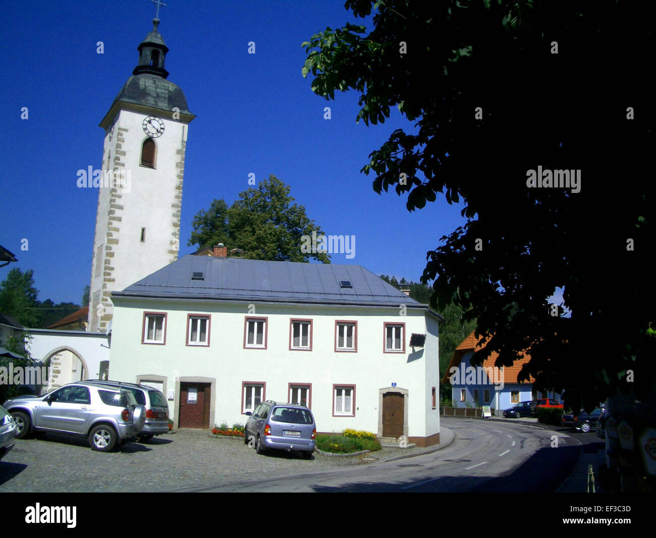 Dieses Kunstwerk von Pierbach zeigt eine detaillierte Szene aus dem historischen oder kulturellen Leben. Der Künstler verwendet feine Pinselarbeiten und ausdrucksstarke Töne und zeigt traditionelle Maltechniken. Stockfoto