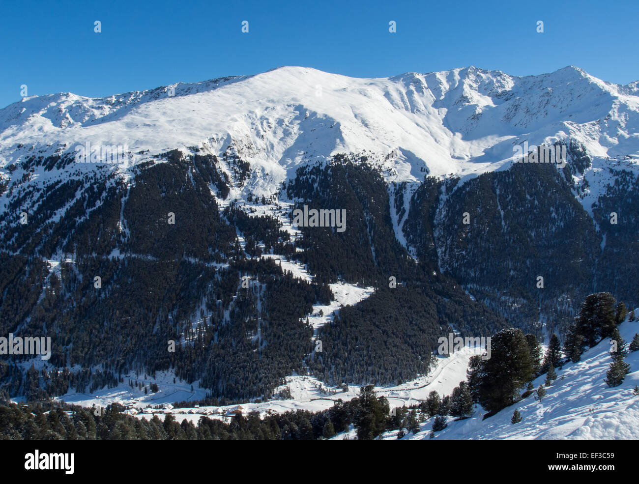 Das Kunstwerk „Praxmar mit S,men“ fängt eine bergige Bergszene mit einer Mischung aus natürlicher Schönheit und historischem Kontext ein. Die Darstellung ist eine atemberaubende Darstellung der rauen Landschaft und der Natur der Region. Stockfoto