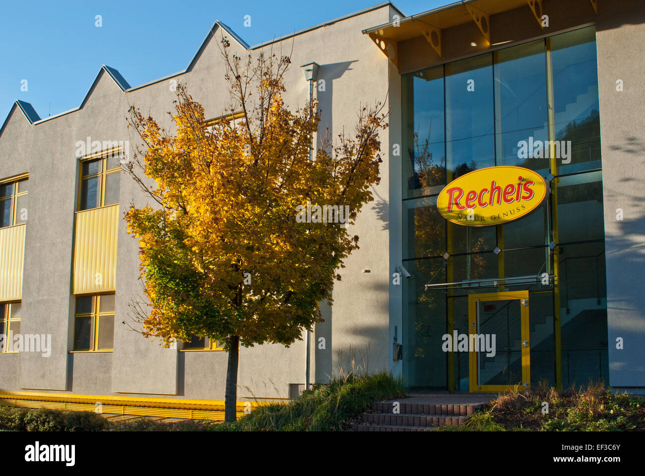 Ein historisches Gebäude oder Gebäude in Hall, möglicherweise in Verbindung mit der Familie Recheis oder einem bedeutenden Ereignis. Das Bild spiegelt die Architekturgeschichte der Region wider. Stockfoto Ein historisches Gebäude oder Gebäude in Hall, möglicherweise in Verbindung mit der Familie Recheis oder einem bedeutenden Ereignis. Das Bild spiegelt die Architekturgeschichte der Region wider. Stockfoto