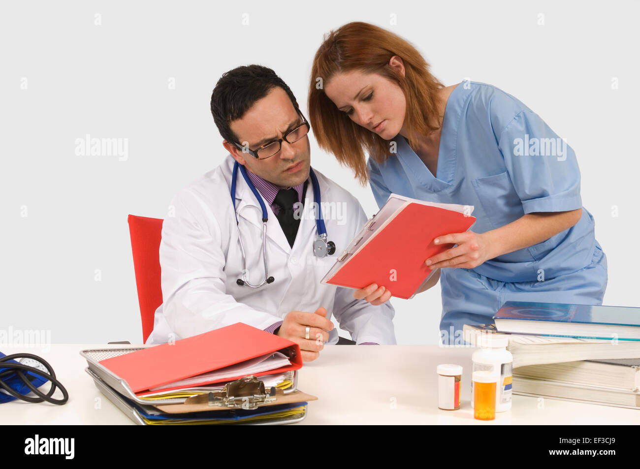 Arzt und Krankenschwester Blick auf Tabelle Stockfoto