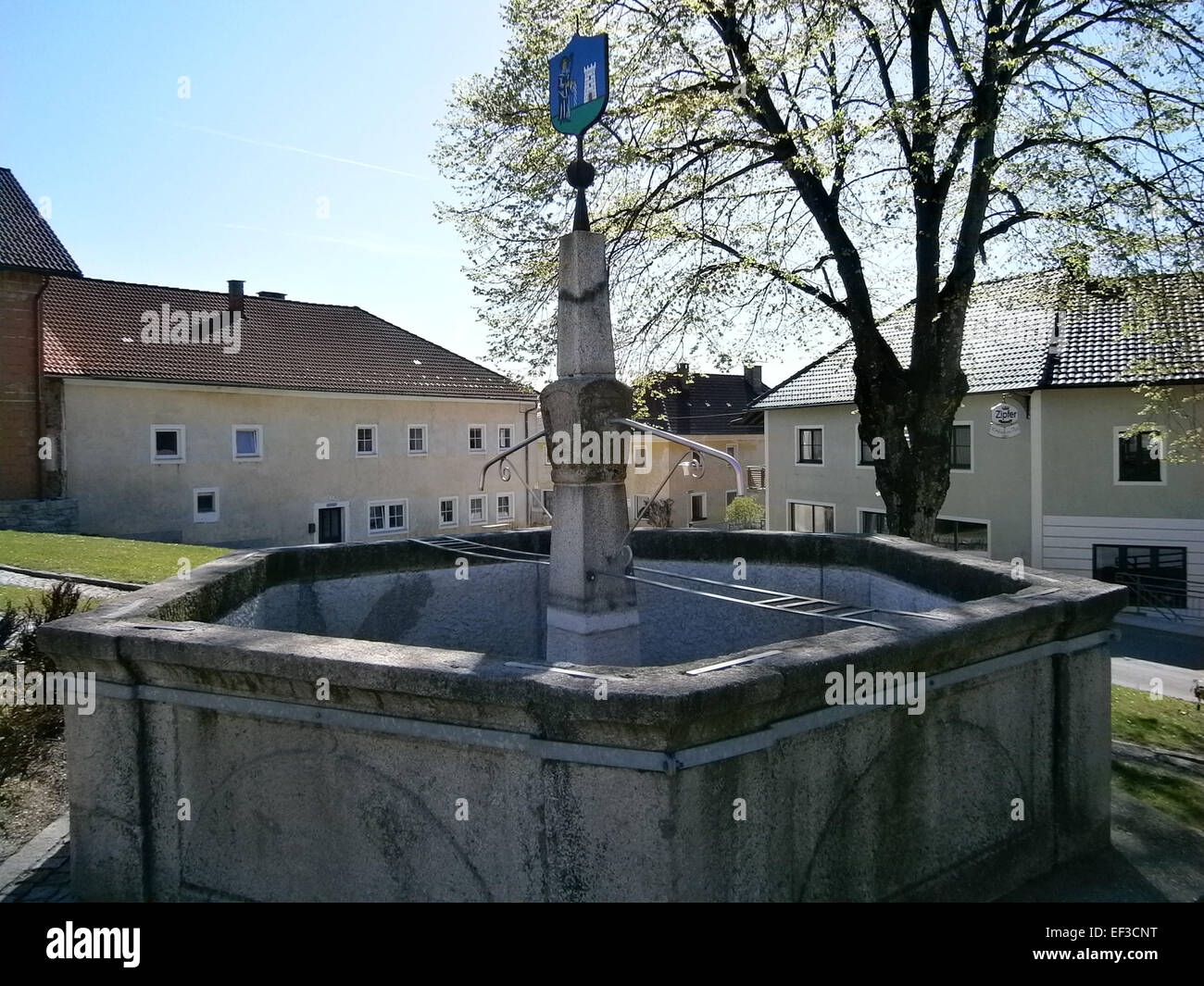 Der Brunnen von Sankt Leonhard, ein historisches Wahrzeichen in der Region, bekannt für sein architektonisches Design und seine kulturelle Bedeutung für die lokale Gemeinde. Stockfoto