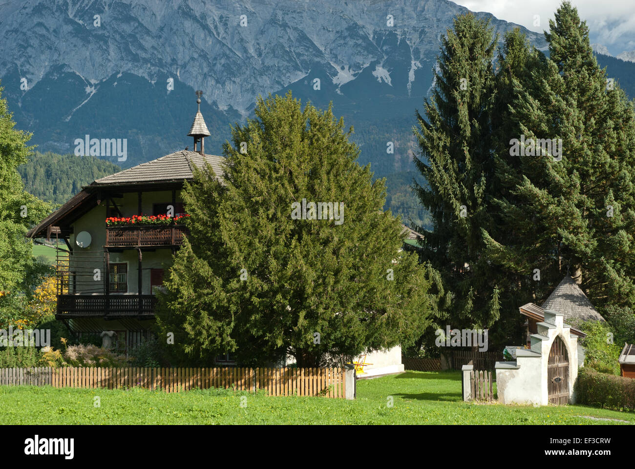Die Schafferer-Villa in Volders ist eine historische Villa, die für ihre einzigartige Architektur bekannt ist, die den Stil des späten 19. Jahrhunderts in Österreich widerspiegelt. Es repräsentiert das kulturelle und architektonische Erbe der Region. Stockfoto