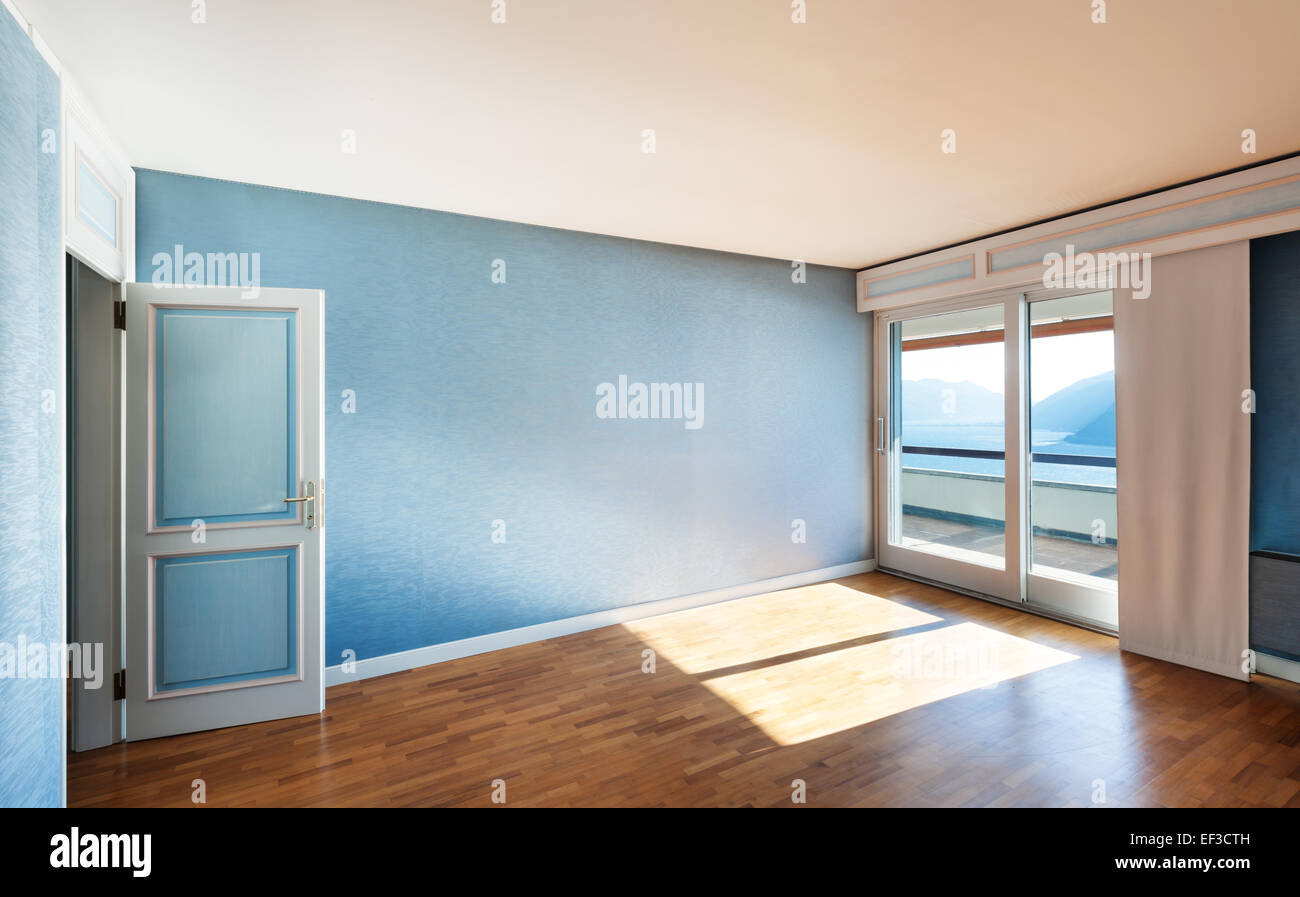 Sonniges Zimmer innen klassische Wohnung, blau Stockfoto