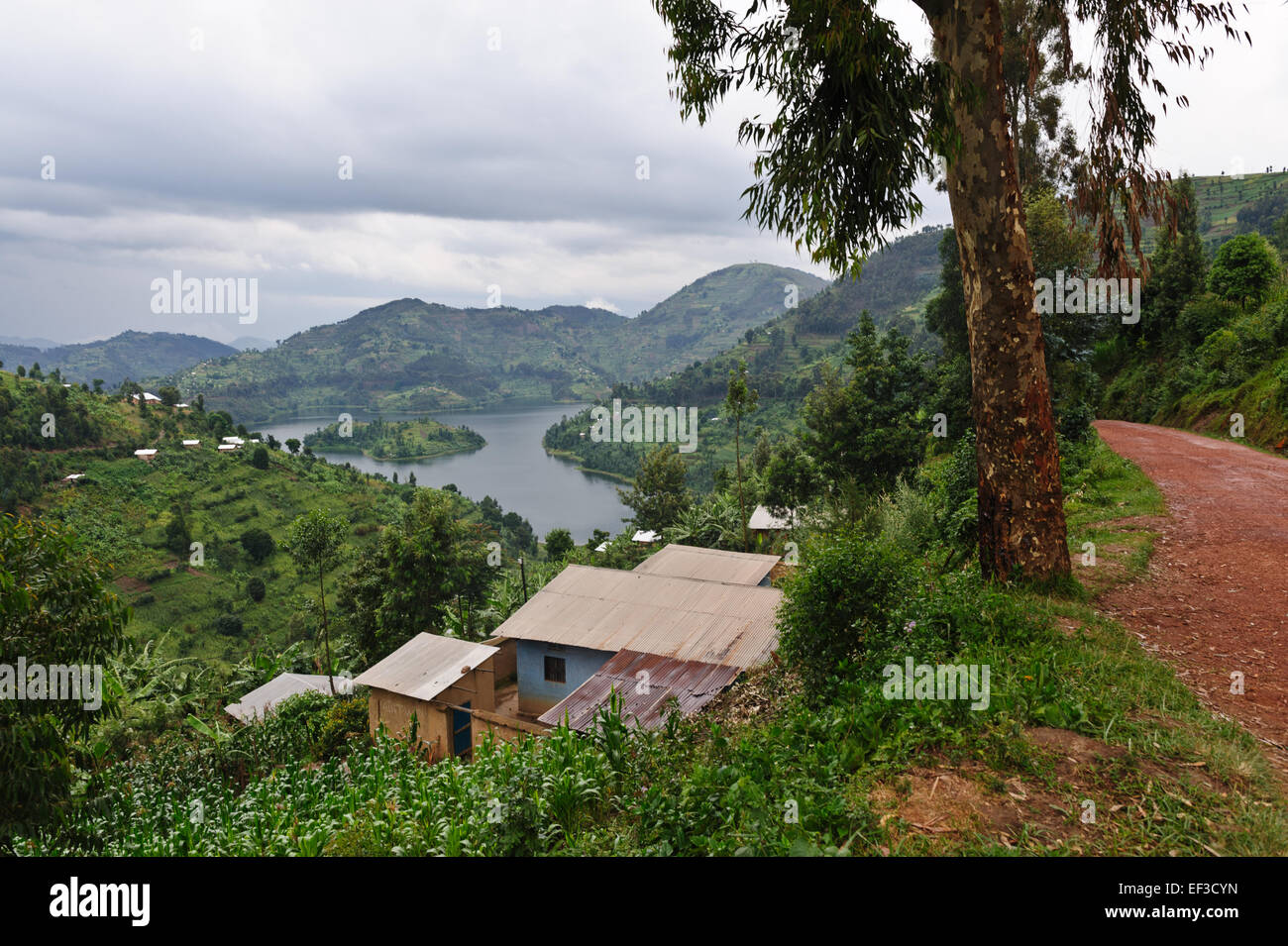 See Burera am Fuße des Berg Berg. Ruanda Stockfoto