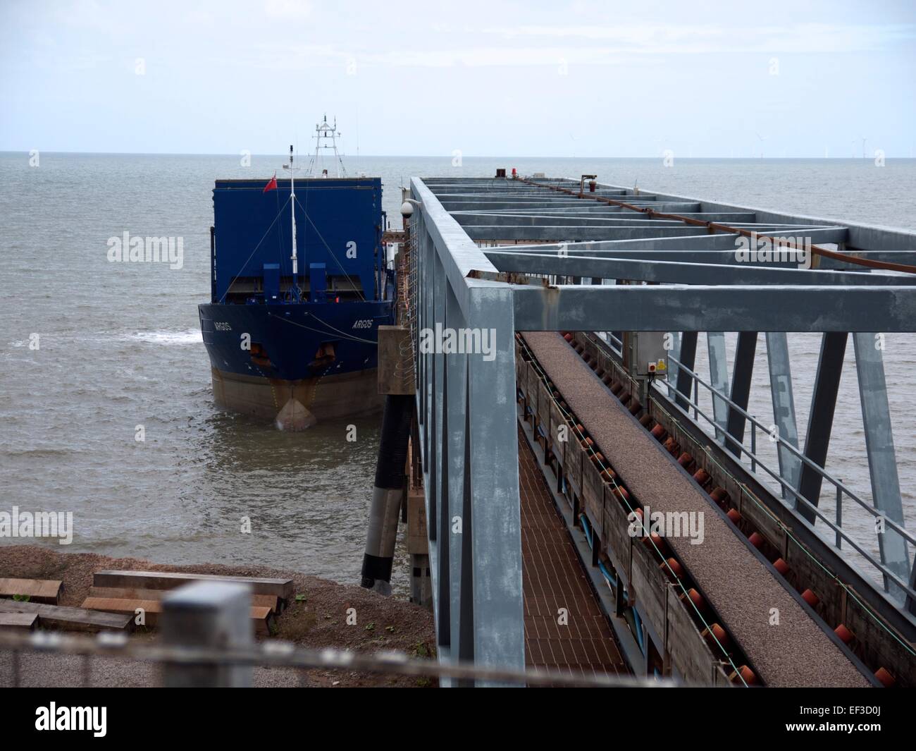 Boot, warten darauf, mit Stein geladen werden Stockfoto