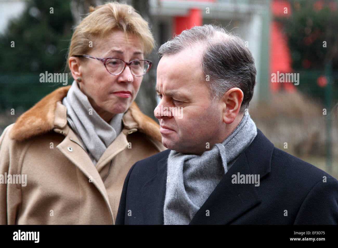 Storting Kopf Olemic Thommessen (rechts), der Tschechischen Republik zu Besuch ist, lehnte einen Kommentar über den Fall von zwei Söhnen Tschechische Eltern im Jahr 2011 auf den norwegischen Kind Sozialdienst entnommen. Thommessen, sagte, dass dieses Problem mit dem Außenministerium in Steti, Tschechische Republik, 26. Januar 2015 gelöst werden sollte, wo er eine Pressekonferenz mit Schwerpunkt auf soziale Ausgrenzung und staatliche Agentur für soziale Eingliederung besucht. Im Hintergrund abgebildet ist norwegische Botschafter in der Tschechischen Republik Siri Ellen Sletner. (CTK Foto/Ondrej Hajek) Stockfoto