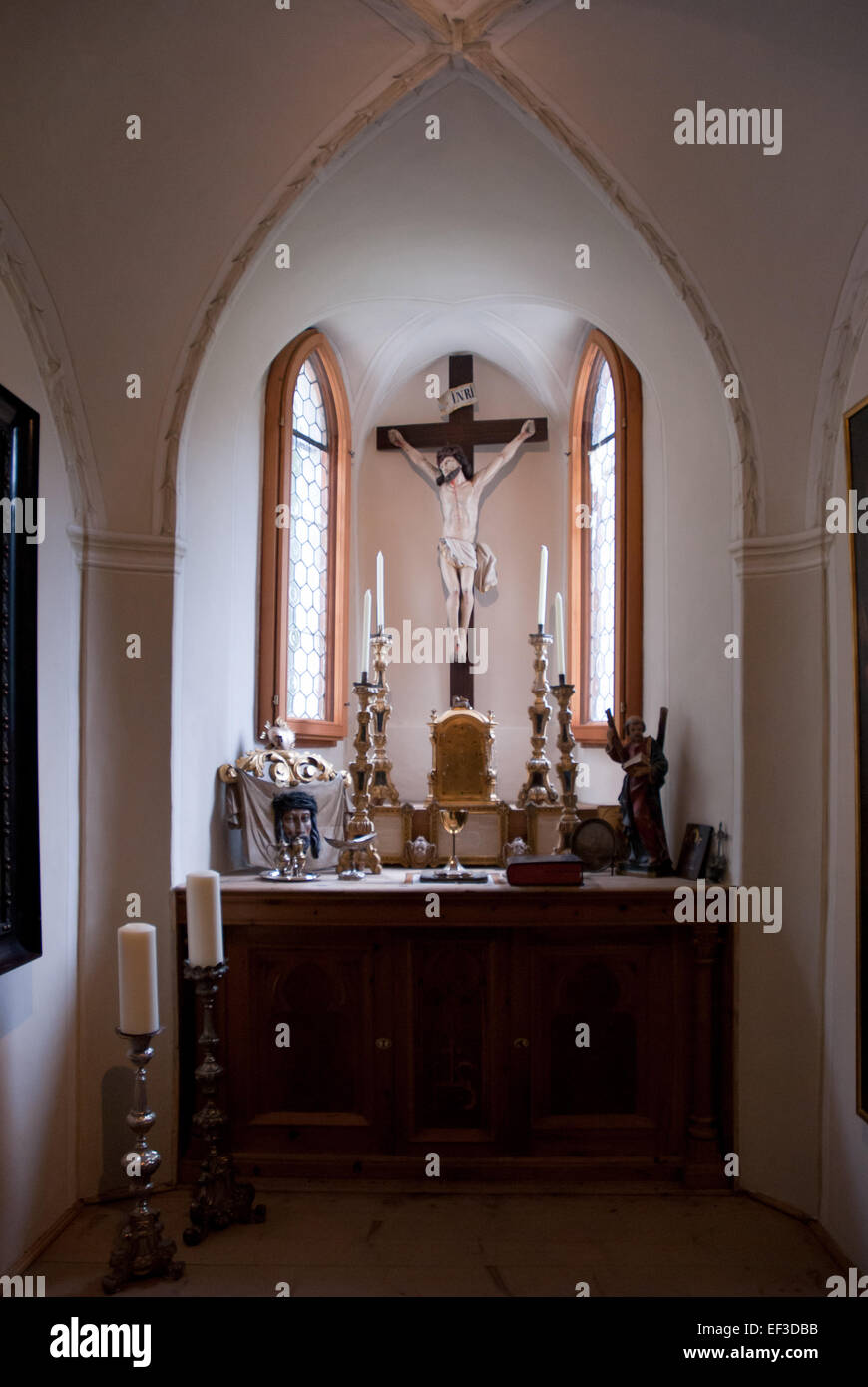 Dieses Kunstwerk zeigt den Altar des Schlosses Aschach, einer Burg in Österreich. Der Altar ist ein markantes Merkmal des Innenraums der Burg und zeigt seine religiöse und architektonische Bedeutung während ihrer Zeit. Stockfoto